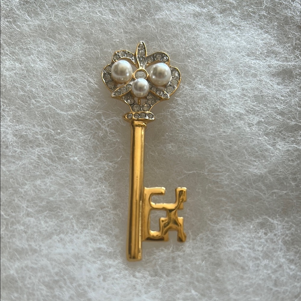 Elegant Gold Key Brooch with Pearls
